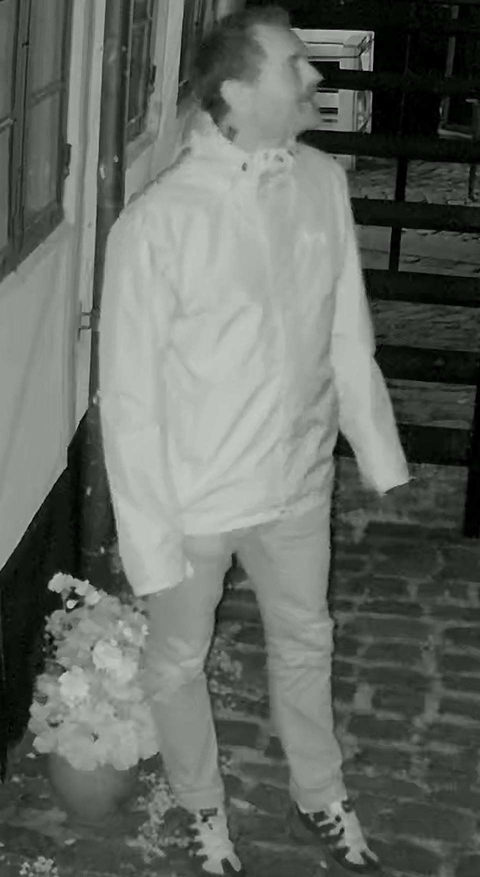 Mand efterlyst for at sætte ild til parasol <i>Nordjyllands Politi</i>