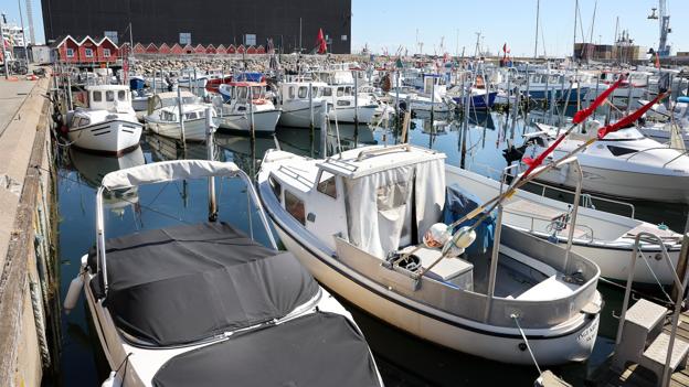 Eigild Bødker Christensen fra Aalborg med sommerhus i Skagen og Jens Stubkjær fra Skagen peger på at man kan flytte jollehavnen, fylde den op og placere tørdokken her. <i>Foto: Bente Poder</i>