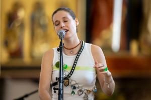 Mere popmusik, mindre prædiken: Musikfestival fylder kirke til sidste sæde
