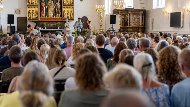 En del af årets nye Alive Festival-koncept bestod af kirkekoncerter, der var så populære, at man fra festivalens side måtte melde udsolgt på selv de bagerste rækker i kirken.  <i>Foto: Martél Andersen</i>