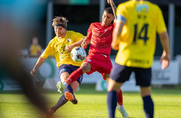 Første halvleg mellem Hobro IK og FC Helsingør var mere præget af dueller end af flot fodboldspil - niveauet løftede sig allerede fra anden halvlegs start. <i>Foto: Martél Andersen</i>