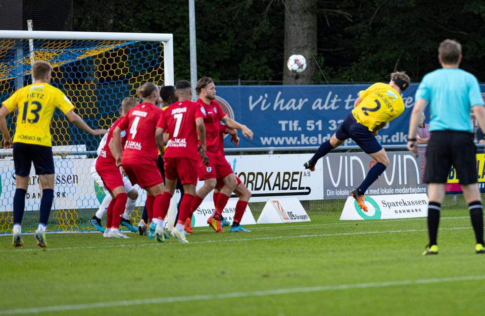 Her stanger Simon Jakobsen flot bolden i mål efter et hjørnespark. Scoringen sikrede Hobro sejren på 1-0.  <i>Foto: Martél Andersen</i>