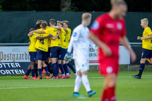 Resten af Hobro-mandskabet tiljubler målscoreren Simon Jakobsen. <i>Foto: Martél Andersen</i>