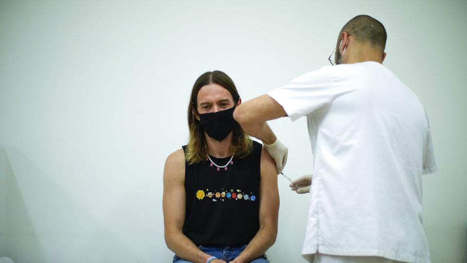 En mand får en vaccination mod abekopper i den spanske storby Barcelona. <i>Francisco Seco/Ritzau Scanpix</i>