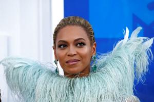 Popdronningen Beyonce får ros for sit mest festlige album