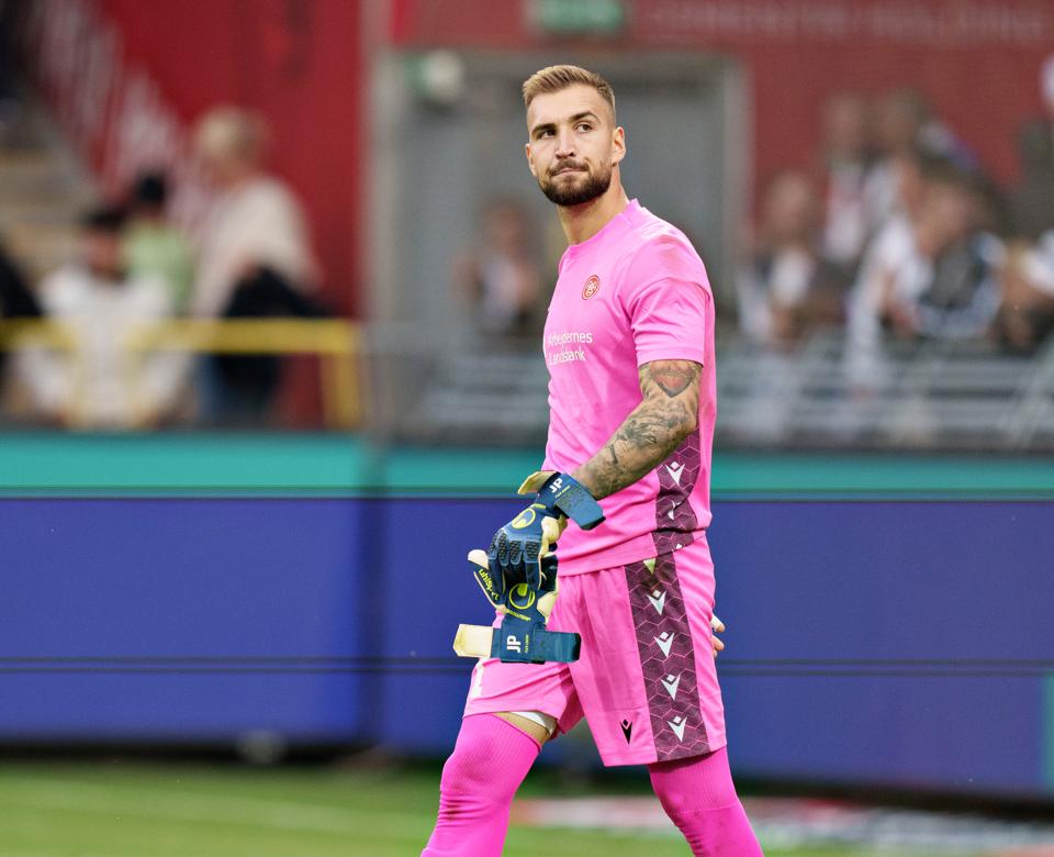 Josip Posavec fik en meget dårlig hjemmebanedebut for AaB, men cheftræner Lars Friis' tillid til den kroatiske målmand er fortsat stor. <i>Foto: Henning Bagger/Ritzau Scanpix</i>
