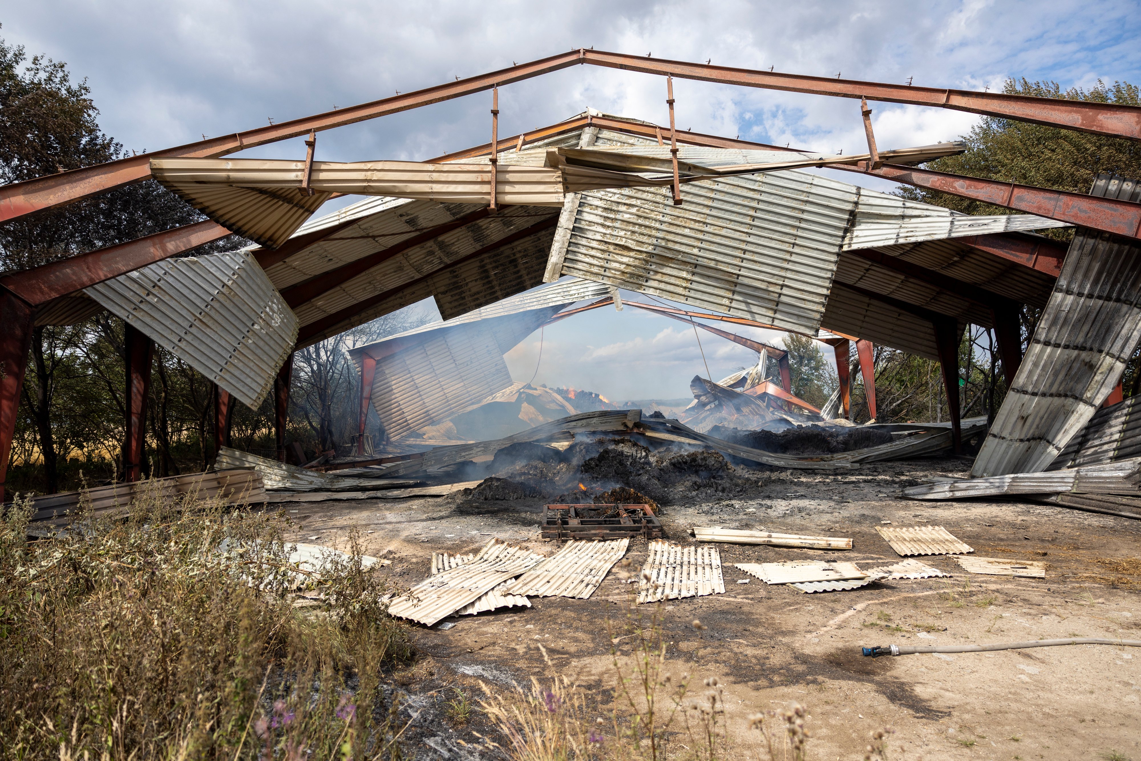 Kraftig brand i lade - tagplader væltede ned