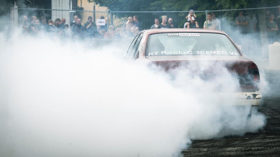 Thy Gokart i Nors og Team Storm P. var lørdag vært ved et stort "Burnout"-arrangement, hvor bilentusiaster mødtes og brændte dæk af. <i>Foto: Martél Andersen</i>