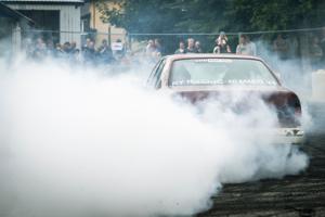 Fede biler med rygende dæk: "Burnout" er slaraffenland for drengerøve
