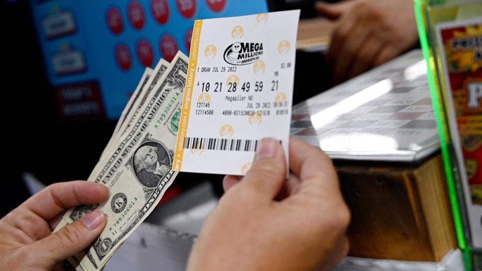 En kæmpe gevinstpulje havde samlet sig i det amerikanske lottospil Mega Millions. Den heldige spiller har fået udstedt en kupon i delstaten Illinois, men ingen har endnu meldt sig som vinderen. <i>Olivier Douliery/Ritzau Scanpix</i>
