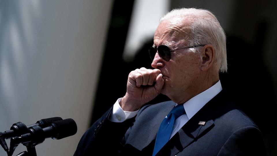 Præsident Joe Biden måtte hoste, da han onsdag kort efter at være meldt rask for covid-19 holdt en tale i Det Hvide Hus' Rose Garden. Nu er han atter testet positiv. <i>Brendan Smialowski/Ritzau Scanpix</i>