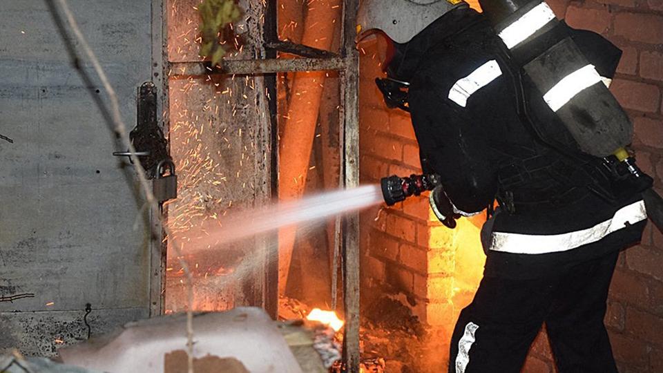 En brandmand forsøger at slukke en brand forårsaget af de russiske bombardementer, der natten til søndag ramte byen Mykolajiv. Ifølge borgmester i byen er angrebene de hidtil værste, byen har været udsat for under krigen. <i>Str/Ritzau Scanpix</i>