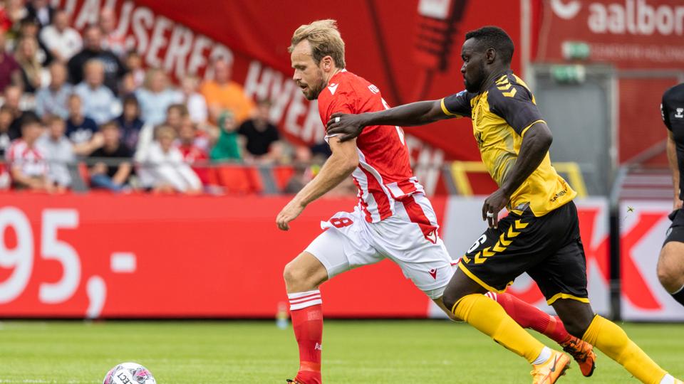 Moses Opondo (th.) og AC Horsens fik søndag et point med fra Aalborg Stadion. <i>Foto: Martél Andersen</i>