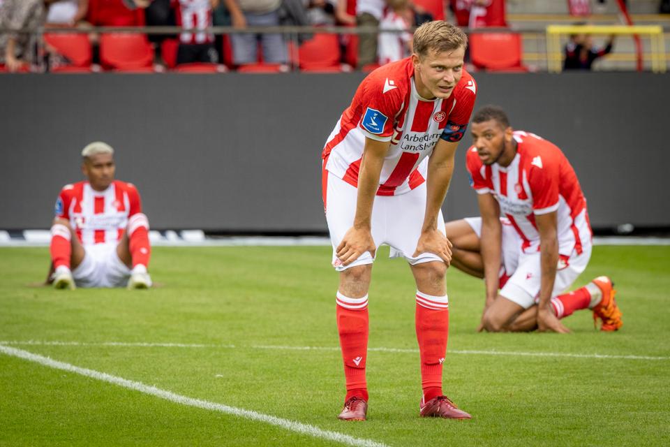 Skuffelsen var stor hos AaB'erne efter 0-0 mod AC Horsens. I anden halvleg skabte hjemmeholdet masser af chancer, men de kunne ikke score. <i>Foto: Martél Andersen</i>