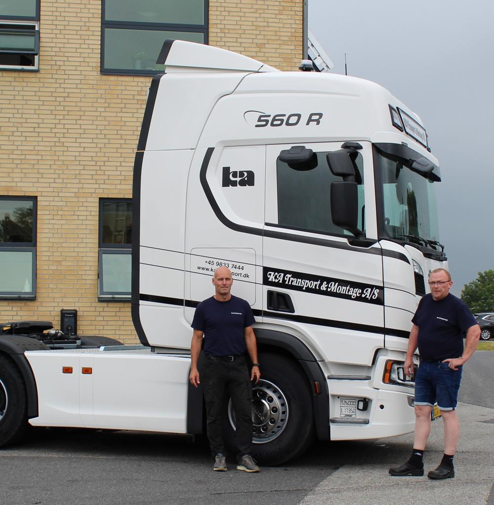 Ka Transports nye Scania 560 R , og på foto 2 er det tv. vognmand Ole Dalgaard Andersen og th. chauffør Frede Kjældmand.