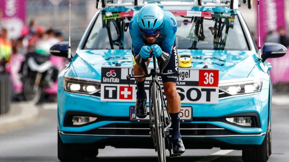 Miguel Ángel López kan sætte sig op på cyklen igen. <i>Luca Bettini/Ritzau Scanpix</i>