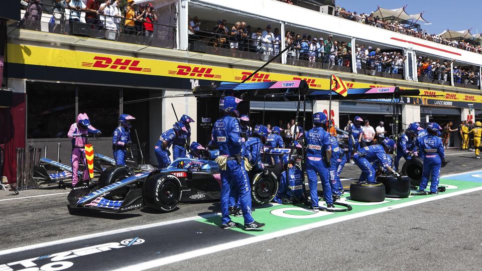 Fernando Alonso ses her under et pitstop tidligere i denne sæson. <i>Hoch Zwei/Ritzau Scanpix</i>