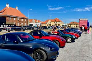 Masser af Mazda MX-5'ere mødes på havnen i Skagen