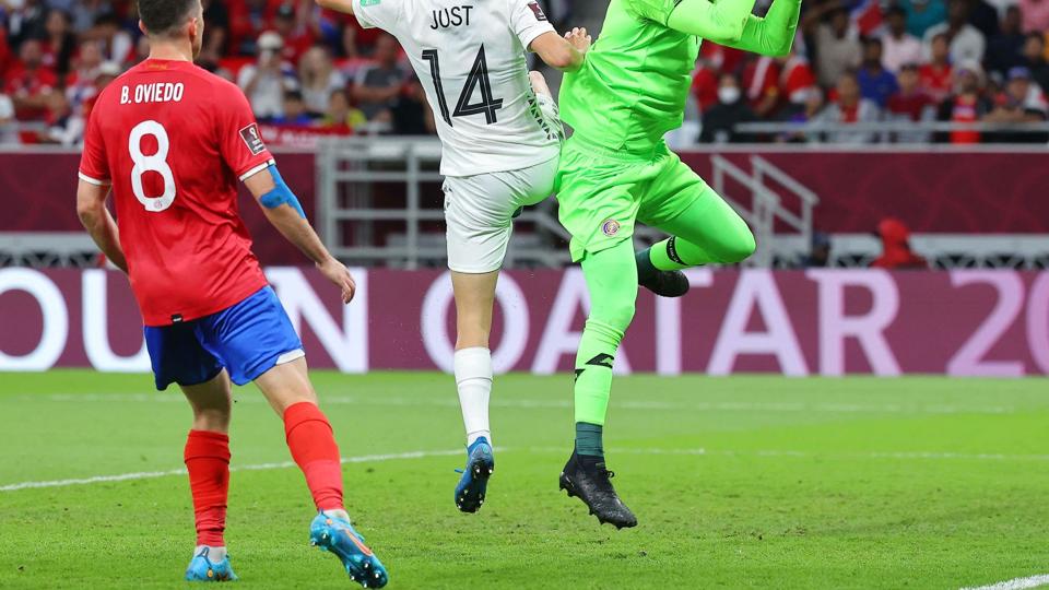 Elijah Just ses her i en duel med stjernemålmanden Keylor Navas i en VM-playoffkamp i juni. <i>Karim Jaafar/Ritzau Scanpix</i>