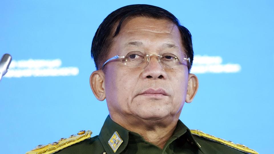 Militærjuntaens leder, Min Aung Hlaing, mener, at det er nødvendigt at forlænge nødretstilstand for at sikre stabilitet og fred i Myanmar. (Arkivfoto). <i>Alexander Zemlianichenko/Ritzau Scanpix</i>