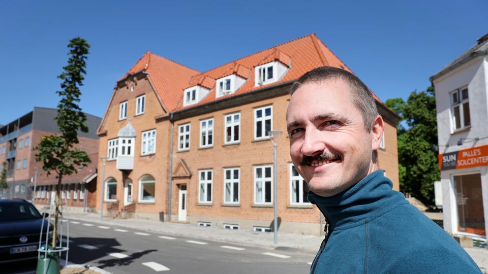 Nogle kærlige håndværkerhænder skal der til, så bliver det gamle apotek i Aalestrup såmænd næsten som nyt. Lasse Sanderhoff glæder sig til at arbejdet bliver færdigt. <i>Foto: Bente Poder</i>