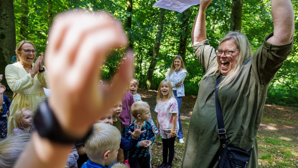 Der var stor jubel hos børn og voksne, da det endelig stod klart, at Ivan Evigvår kommer til Mariager. Mette Velling gav beskeden videre til flokken af fremmødte. <i>Foto: Henrik Bo</i>