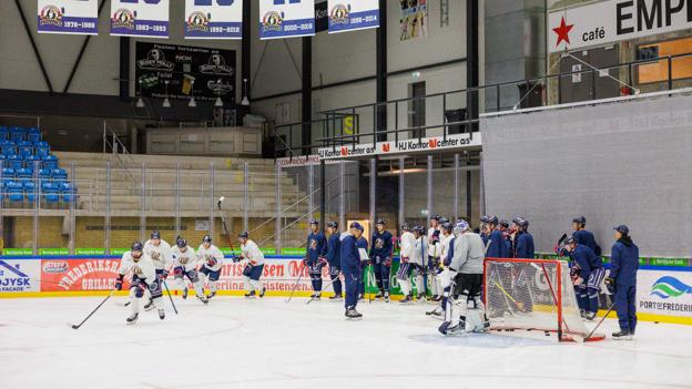 Frederikshavn White Hawks gik mandag på is for første gang efter sommerferien. Her var Nicolai Meyer med for at holde sig i form, inden næste skridt i karrieren skal tages. <i>Foto: Henrik Bo</i>