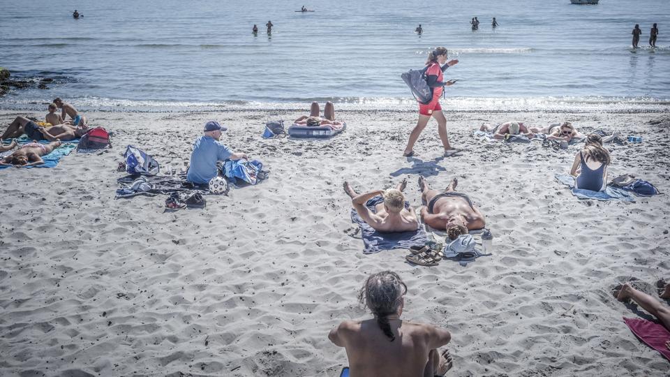 Sidste uges regn fik Aarhus Kommune til at fraråde badning tre steder på grund af for højt bakterieniveau. Mandag er niveauet inden for det normale, og man kan atter bade ved Bellevue Strand, Tålfor Strand og Studstrup Strandpark. <i>Michael Drost-Hansen/Ritzau Scanpix</i>