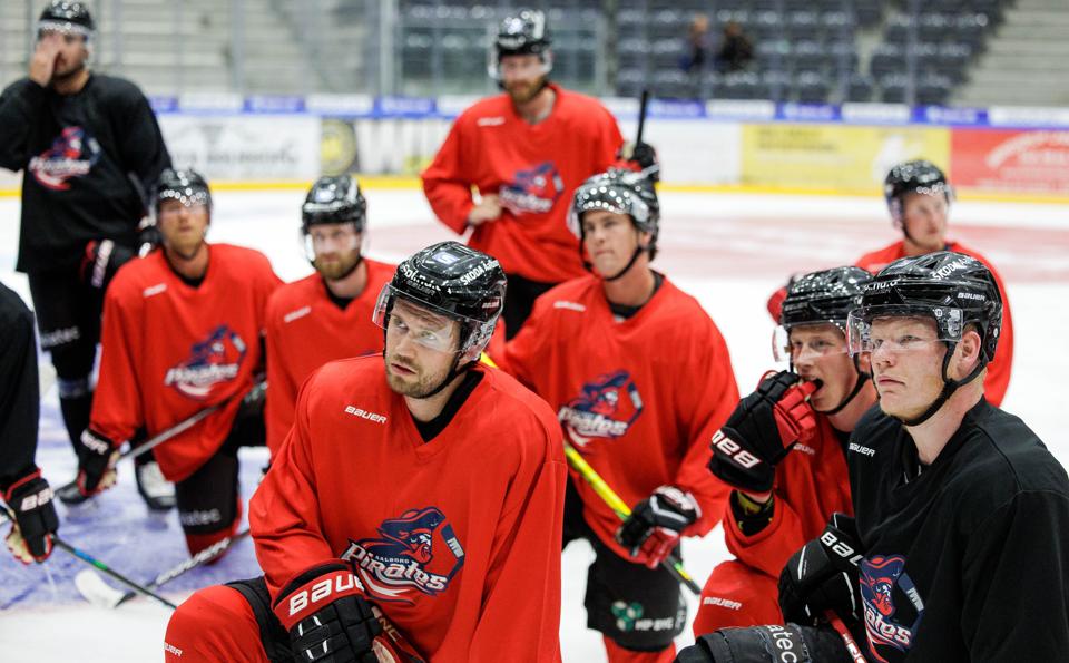 Aalborg Pirates gik mandag eftermiddag på is for første gang efter sommerferien. <i>Foto: Bo Lehm</i>