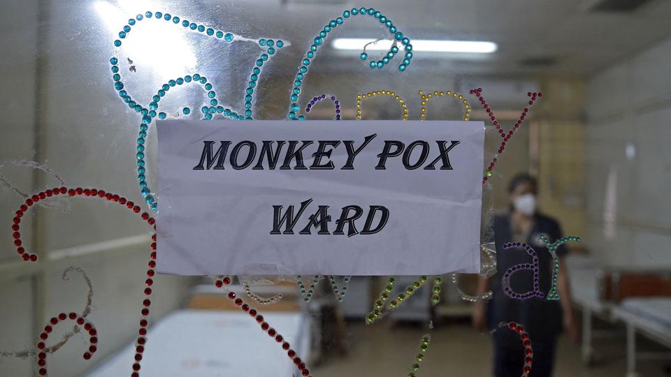 En sundhedsarbejder på en isoleret afdeling på et hospital i Ahmedabad i Indien. Nu har landet bekræftet sit første dødsfald - og det første i Asien - hos en person, der var smittet med abekopper. <i>Sam Panthaky/Ritzau Scanpix</i>