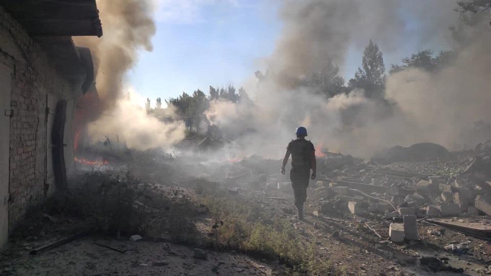 En hjælpearbejder går mellem ruinerne af et boligområde i byen Toretsk i Donetsk-regionen efter et russisk angreb i sidste uge. Russiske styrker har taget flere udlændinge som krigsfanger i denne region. Blandt dem er ifølge medier en svensk mand. <i>State Emergency Service Of Ukraine/Reuters</i>