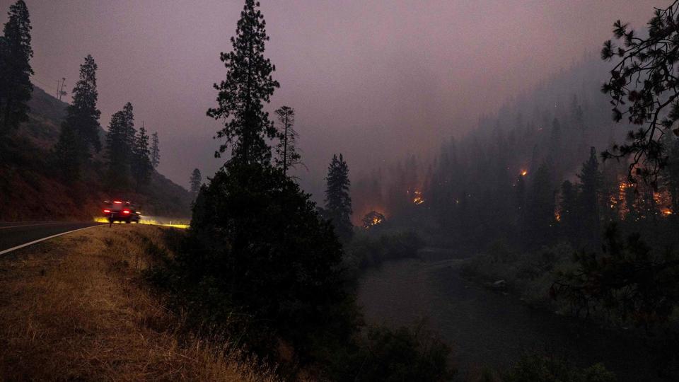 Skovbranden McKinney raser ved Klamath-floden nordvest for Yreka i Californien. Det er den hidtil største brand i Californien i år, og den har tvunget tusinder af indbyggere til at forlade deres hjem. <i>David Mcnew/Ritzau Scanpix</i>