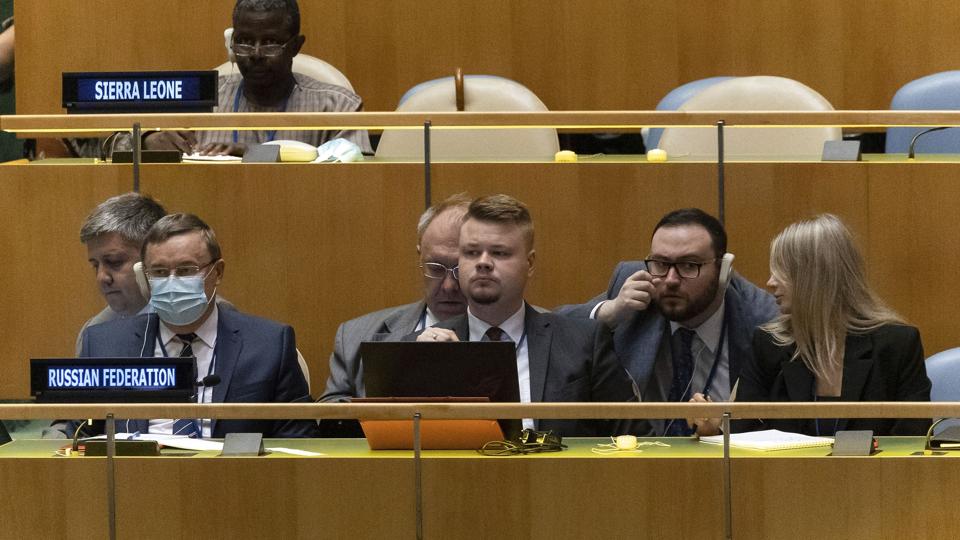 Hverken Joe Biden eller Vladimir Putin var selv til stede ved konferencen om ikkespredning af atomvåben mandag, men kom med skriftlige udtalelser. Her ses den russiske delegation, der deltog mandag, hvor blandt andre udenrigsminister Jeppe Kofod (S) afgav et indlæg på vegne af de nordiske ministre. <i>Yuki Iwamura/Ritzau Scanpix</i>
