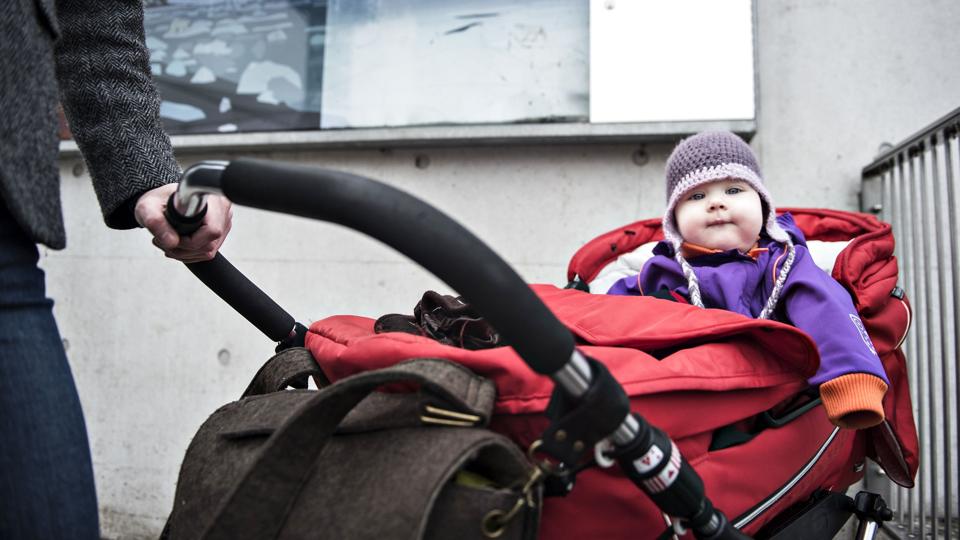 Det er muligt, at man fremover kan møde flere fædre på gåtur med en baby rundt omkring i Danmark. Nye barselsregler, der er trådt i kraft tirsdag, øremærker nemlig markant mere barsel til faren. (Arkivfoto). <i>Ida Guldbæk Arentsen/Ritzau Scanpix</i>