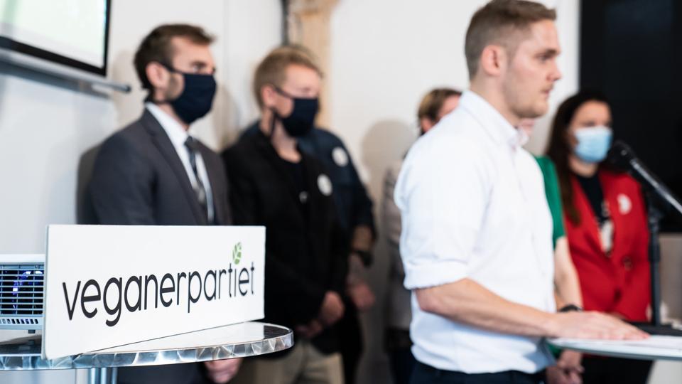 Partistifter Henrik Vindfeldt under Veganerpartiets pressemøde i forsamlingshuset på Onkel Dannys Plads mandag den 28. september 2020. <i>Emil Helms/Ritzau Scanpix</i>