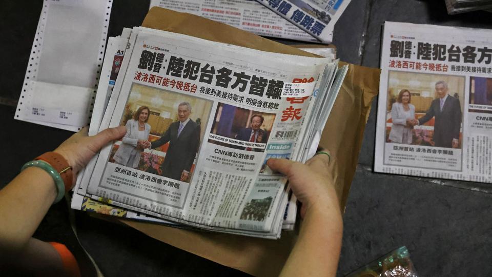 Nancy Pelosi er på forsiden af en Taiwansk avis tirsdag. Der er forlydender om, at hun kommer til Taiwan tirsdag eller onsdag. <i>Ann Wang/Reuters</i>