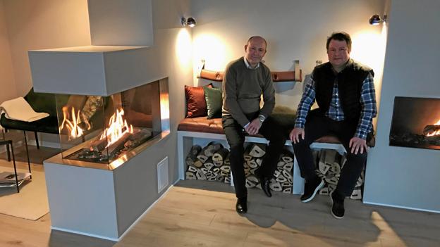 Den nordjyske brændeovnsproducent Rais A/S mangler desperat arbejdskraft. Fabrikschef Anders Kajgaard (til højre) ses her sammen med virksomhedens direktør Henrik Nørgaard. <i>Arkivfoto: Bente Poder</i>