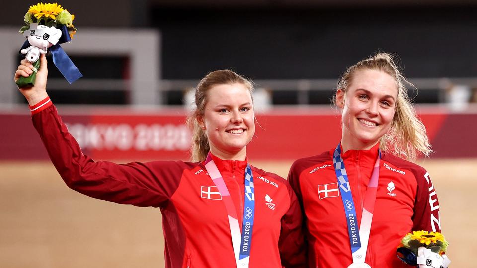 Sidste år hentede Amalie Dideriksen (til venstre) sølv ved OL i Tokyo sammen med Julie Leth (til højre). Til næste år bliver duoen holdkammerater hos Uno-X-holdet. (Arkivfoto). <i>Kacper Pempel/Reuters</i>