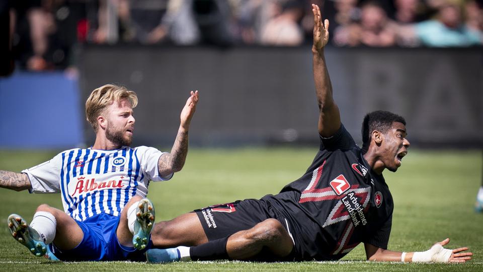 Raphael Onyedika (til højre) blev skadet i fredagens kamp mod OB i Superligaen. Et opgør, som FCM vandt med 5-1. (Arkivfoto). <i>Liselotte Sabroe/Ritzau Scanpix</i>