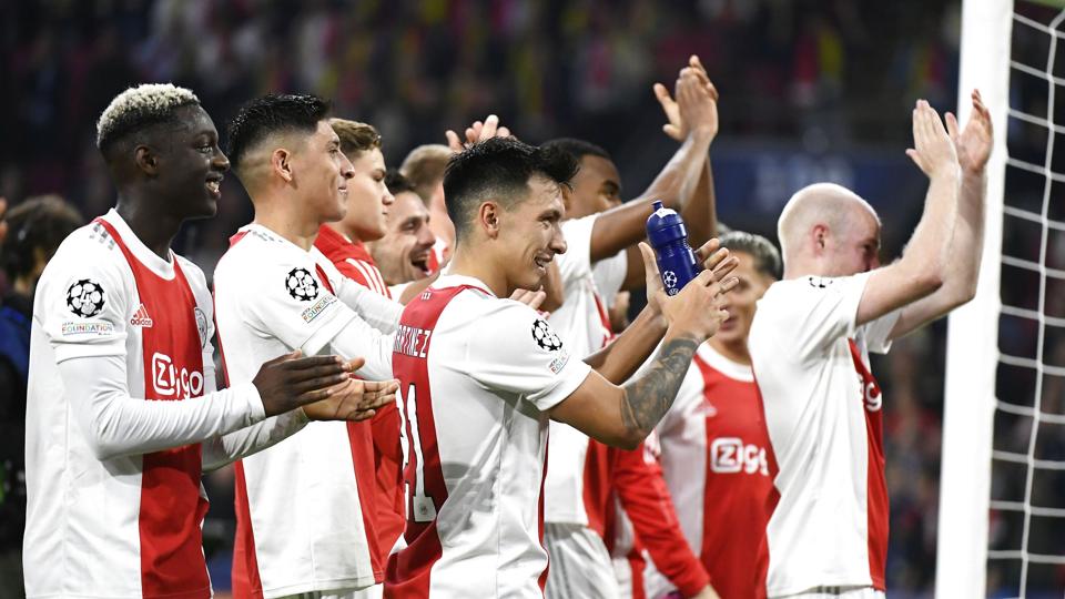 Mohamed Daramy (yderst til venstre) og resten af Ajax-holdet kommer måske ikke til at dele ligeså mange trøjer ud som tidligere. Klubben har nu forbudt papskilte, hvor fans tigger om spillertrøjer. (Arkivfoto). <i>Piroschka Van De Wouw/Reuters</i>