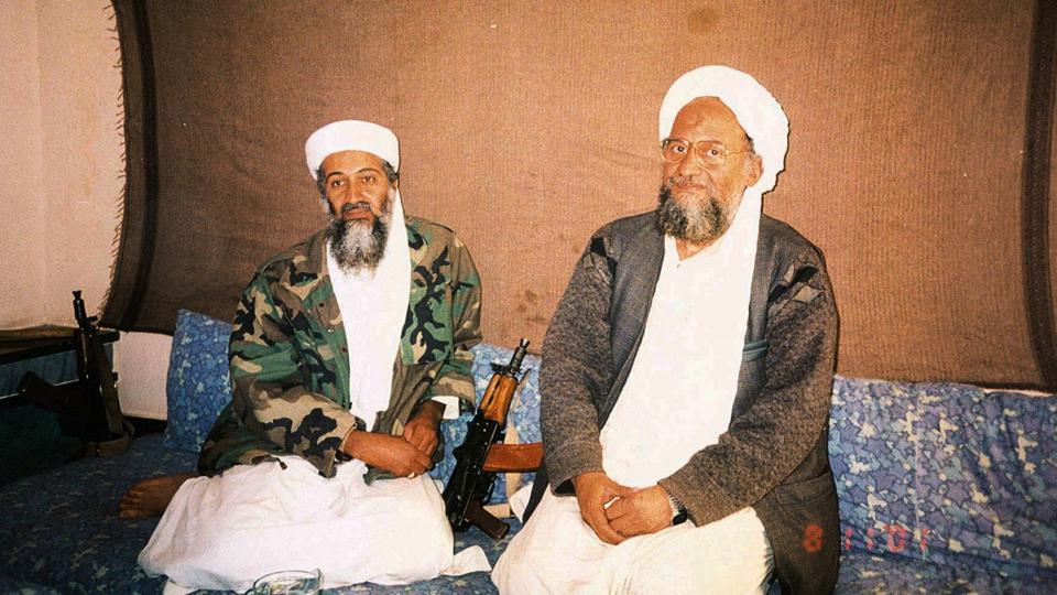 Både Osama bin Laden (til venstre) og Ayman al-Zawahiri (til højre) har mistet livet, mens de har været ledere af al-Qaeda. Nu skal bevægelsen på udkig efter en ny. (Arkivfoto). <i>Daily Dawn/Reuters</i>