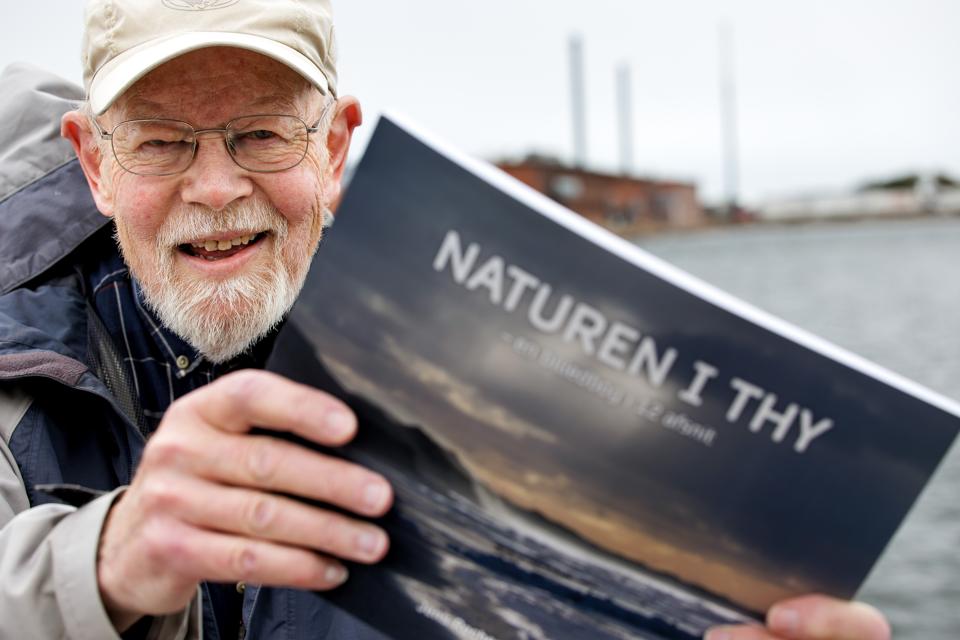 Jens Rechendorff med sin billedbog i 12 afsnit, "Naturen i Thy".  <i>Foto: Bo Lehm</i>