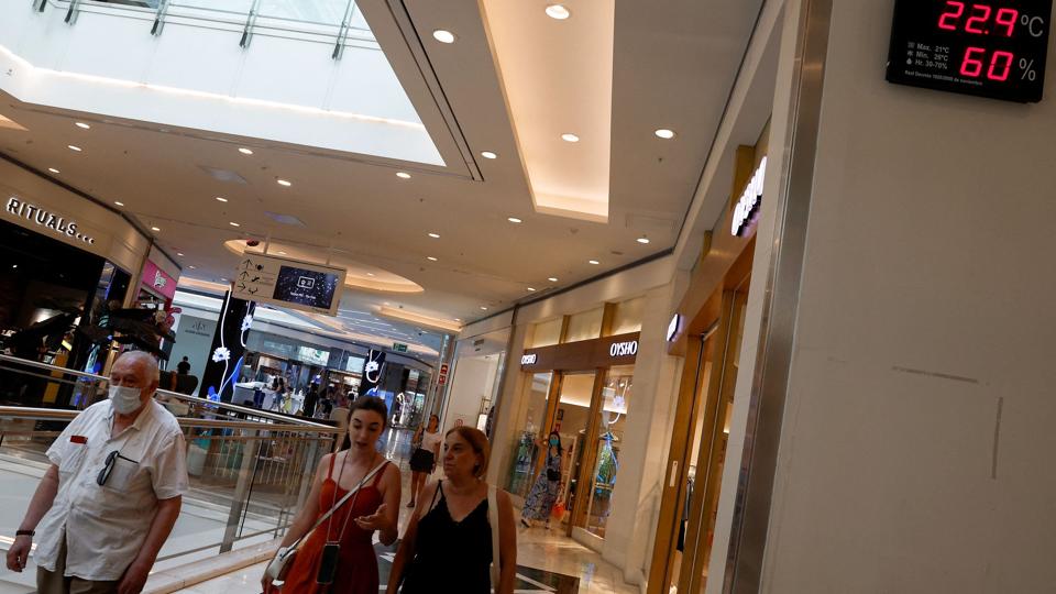 Fremover kan spaniere om sommeren blive nødt til at affinde sig med temperaturer i storcentre, som er højere end de 22,9 grader, der er i dette center i Madrid. For der må ikke køles til mindre end 27 grader ifølge nye regler. <i>Susana Vera/Reuters</i>