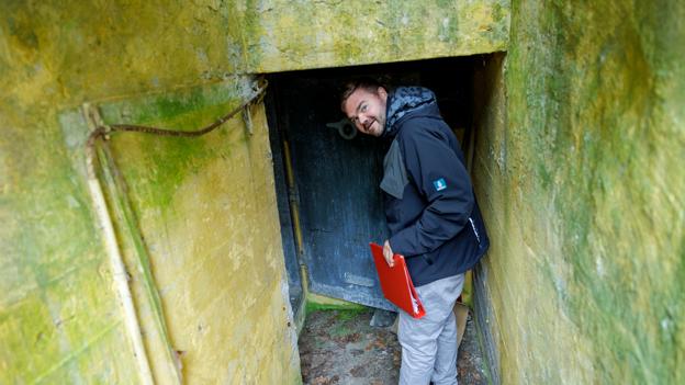 Historiker Thor Bæch Pedersen må dukke sig for at komme ind i bunkeren i Vestergade.  <i>Foto: Henrik Bo</i>