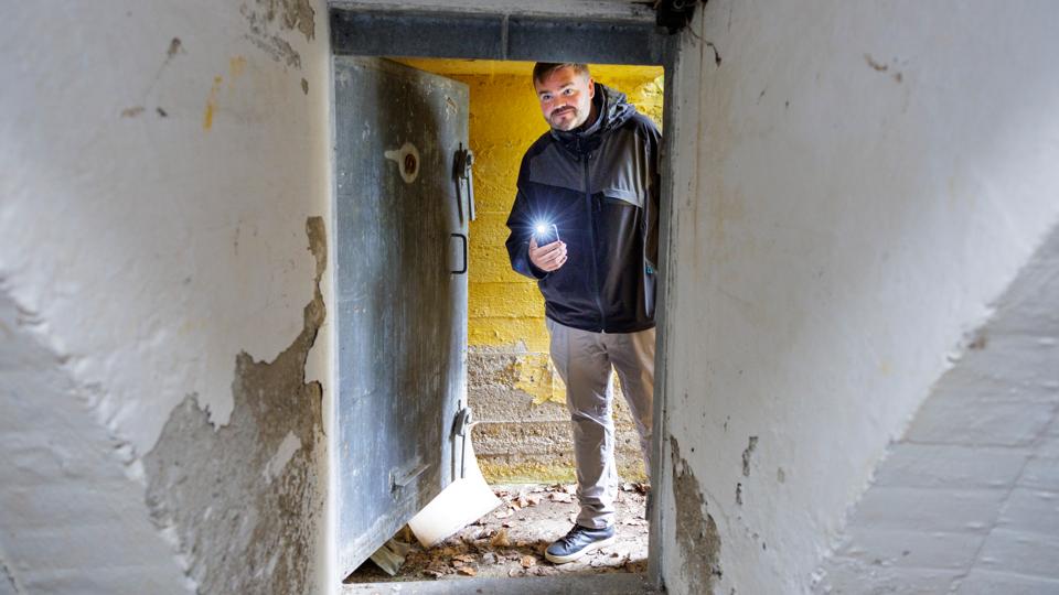 Historiker Thor Bæch Pedersen står ved indgangen til en skjult tidslomme, som fascinerer på hans guidede ture om Anden Verdenskrig. <i>Foto: Henrik Bo</i>