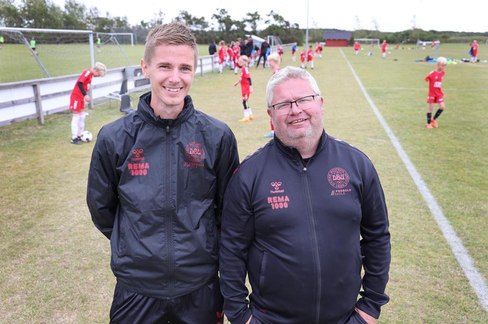 Mark Hansen og Claus Pedersen har fundet en recept, der har vundet genklang blandt de unge fodboldspillere. <i>Foto: Bente Poder</i>