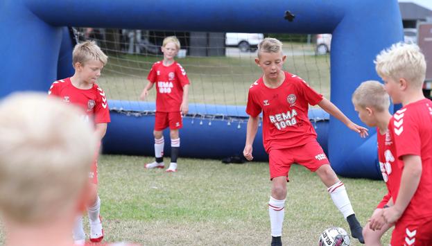 I år er 230 fodboldglade drenge og piger meldt til fodboldskolen i Højene. <i>Foto: Bente Poder</i>