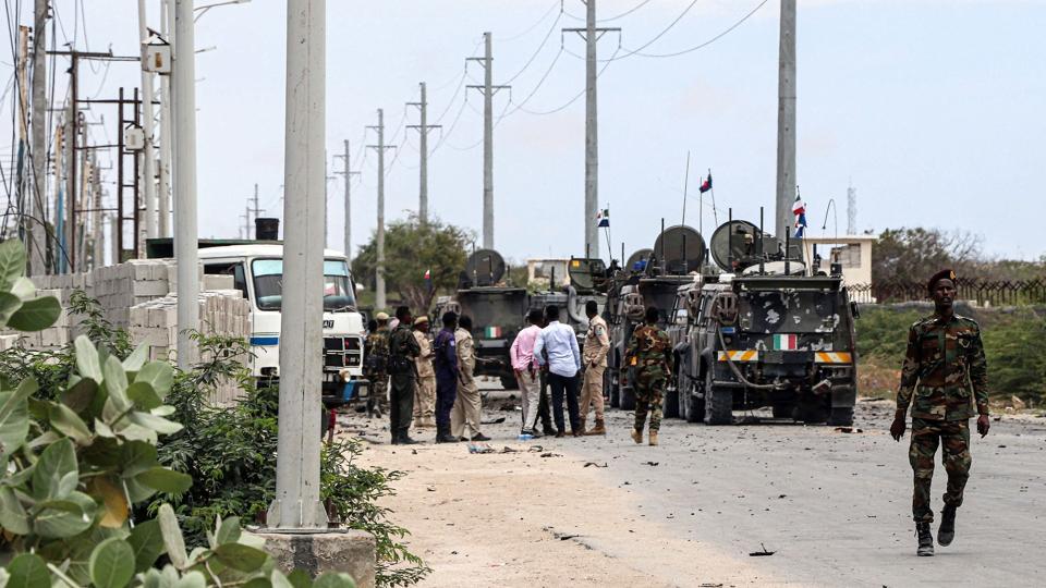 Somaliske soldater sat ind efter et af al-Shabaabs bombeangreb i hovedstaden Mogadishu. Bevægelsen har i årevis ført en blodig kamp mod Somalias vestligt støttede regering. Nu er en tidligere talsmand for al-Shabaab blevet ny minister i landets regering. (Arkivfoto) <i>Abdirazak Hussein Farah/Ritzau Scanpix</i>