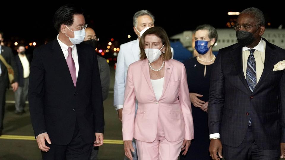Nancy Pelosi (i midten) og hendes delegation blev mødt af Taiwans udenrigsminister, Joseph Wu (t.v.), da de landede i lufthavnen i Taipei tirsdag klokken 22.44 lokal tid. Pelosi er den højest rangerende amerikanske politiker, der besøger øen i 25 år. <i>Taiwan Ministry Of Foreign Affai/Ritzau Scanpix</i>