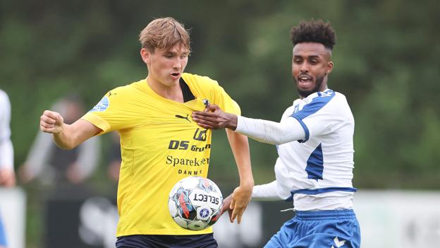 Hamse Hussein (th.) tog sine spæde børneskridt mod en fodboldkarriere i Vejgaard. Siden blev han akademispiller i AaB, inden han skiftede til Hobro og fik debut i Superligaen. <i>Foto: Bente Poder</i>